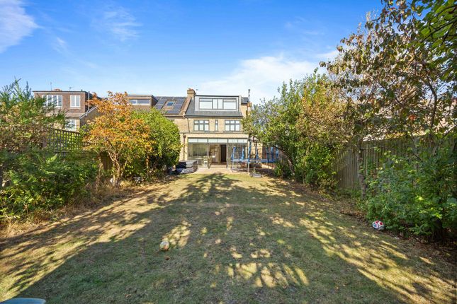 124 Herbert Gardens, London photo 4