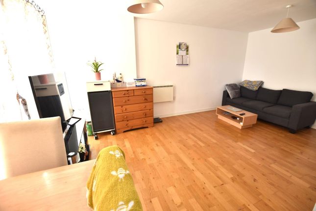 3, Hamlyn House, Feltham photo 4