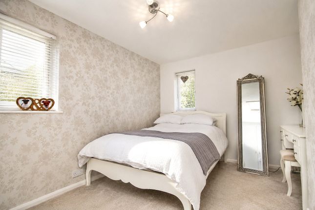 77, Bitterne Drive, Woking photo 4