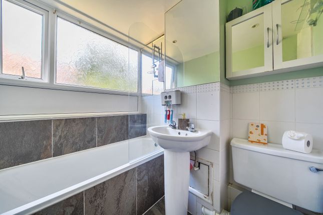 44 Eaton Court,, Boxgrove Avenue, Surrey photo 4