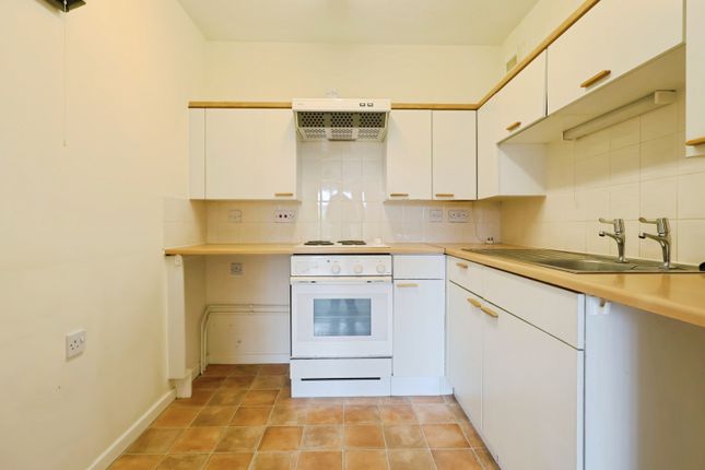 24, Regal Court, Bancroft, Hitchin photo 2