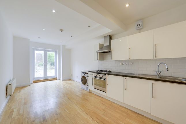 Thumbnail Flat for sale in Siddons Road, Forest Hill