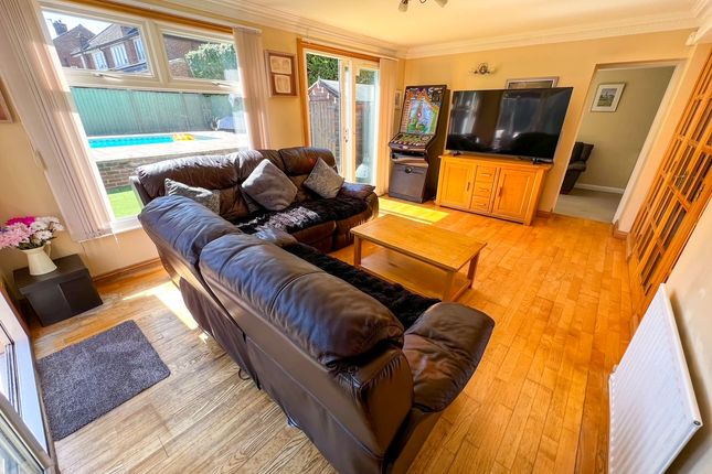 Cherry Orchard Gardens, West Molesey photo 3
