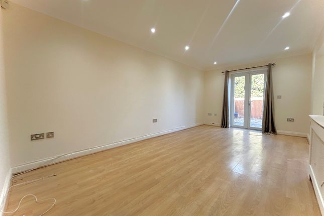Tegan Close, SUTTON photo 3