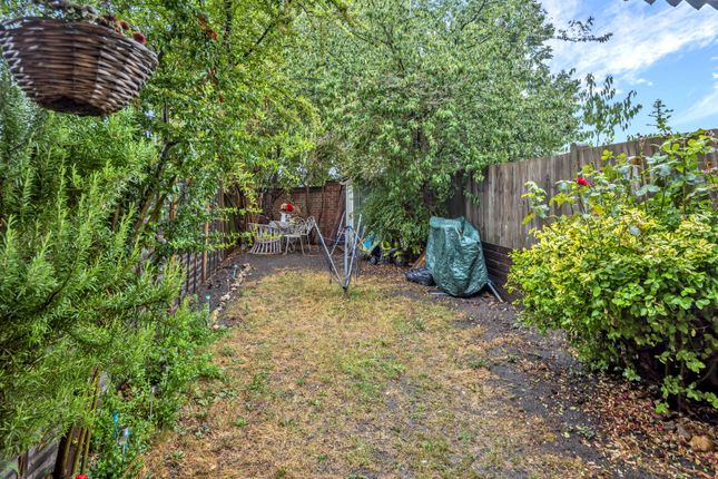 25, Pearce Close, Mitcham photo 3