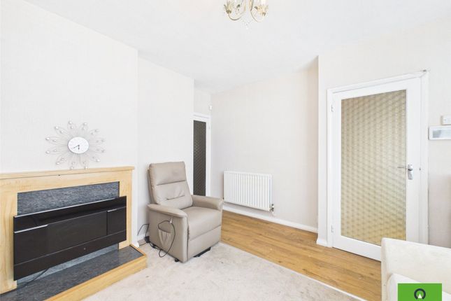 14, Tiverton Grove, Romford photo 3
