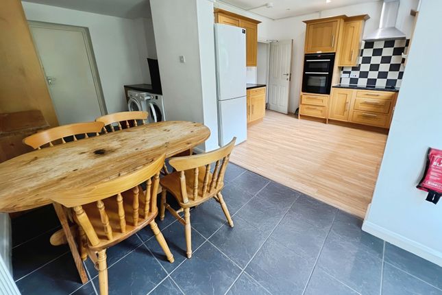 22 Churchill Avenue, Harrow photo 4