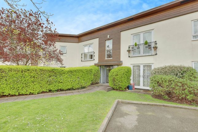 Flat for sale in Priorywood Drive, Leigh-On-Sea