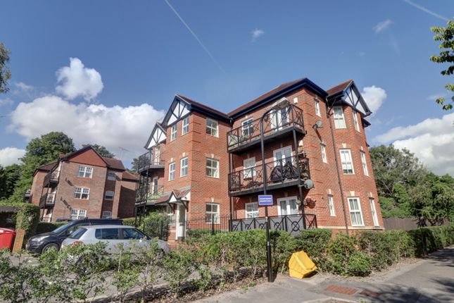 Flat to rent in Shrubbery Close, High Wycombe, Buckinghamshire