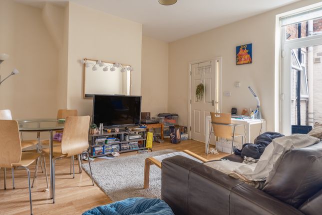 3-bed flat on Holmwood Grove, Newcastle Upon Tyne, £2,080/mo