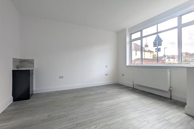33, Stuart Road, Harrow photo 2