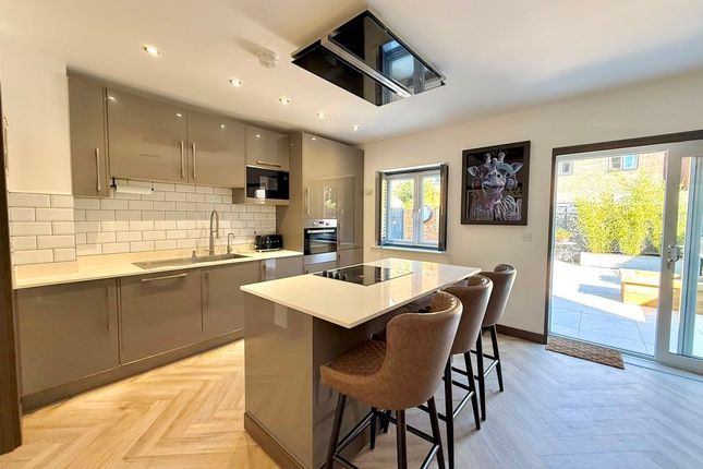 8, Frances Drive, Dunstable photo 2