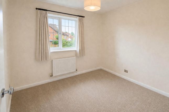14, Kilburn Close, Reading photo 3