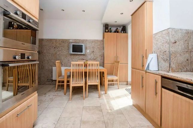 31, Dorchester Avenue, London photo 4