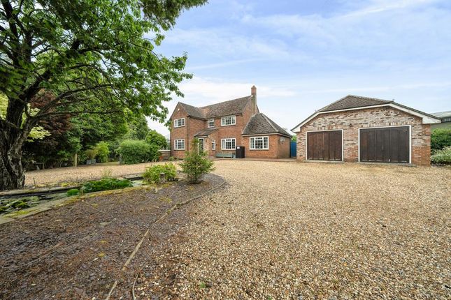 Thumbnail Detached house for sale in Worlds End, Berkshire