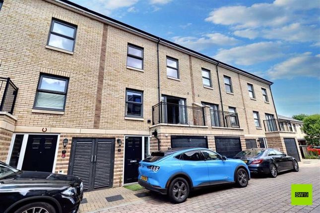 Town house to rent in Parchment Close, Mitcham