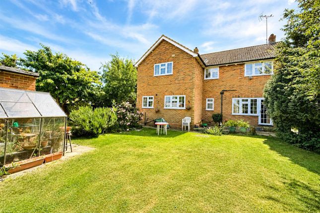 2, Grange Close, Brentwood photo 3