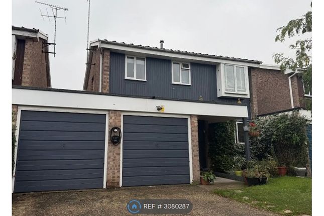 4-bed detached on Woking, £3,100/mo