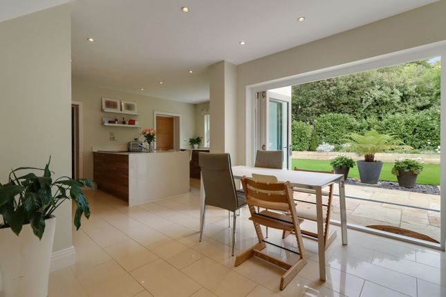 8b Trystings Close, Esher photo 3