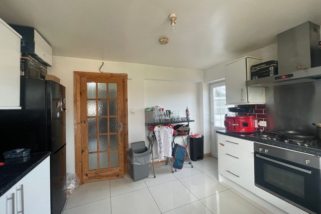 42, Runfold Avenue, Luton photo 5