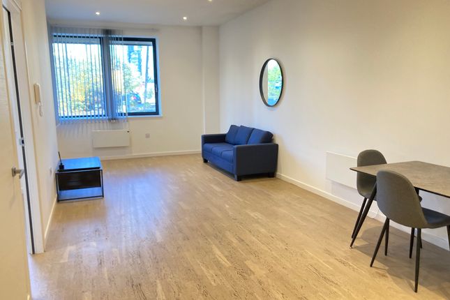Thumbnail Flat to rent in Very Near Brentford Rail Station, Brentford Canal Area