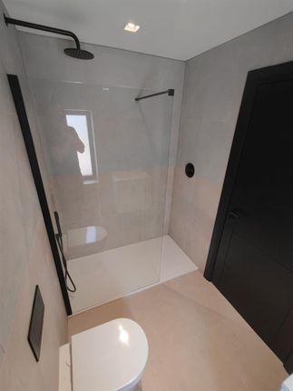 Ensuite - 19B 1.Jpg