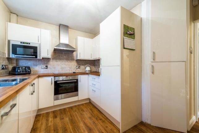 Flat to rent in Petits Lane North, Rise Park, Romford RM1