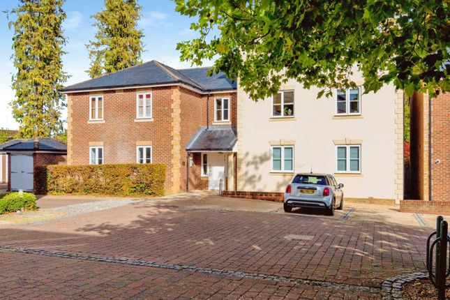 2-bed flat on Loyd Lindsay Square, Hampshire, £285,000