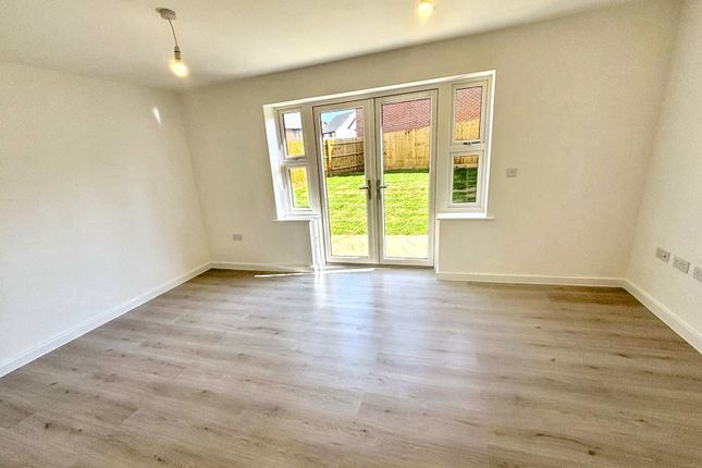 13 Spindle Way, Gloucester photo 4