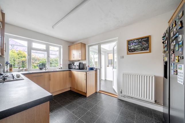 40, Jersey Close, Chertsey photo 3