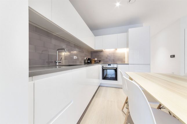 Flat to rent in Commodore House, 2 Admiralty Avenue, London, Royal Wharf