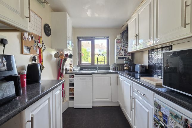 19, Tomwell Close, Southam photo 3