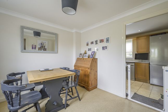 4, Winchcombe Gardens, Cirencester photo 4