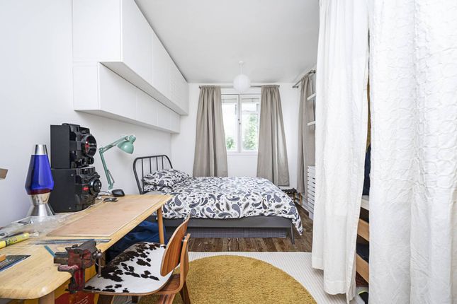 Flat to rent in Albion Road, Stoke Newington, London