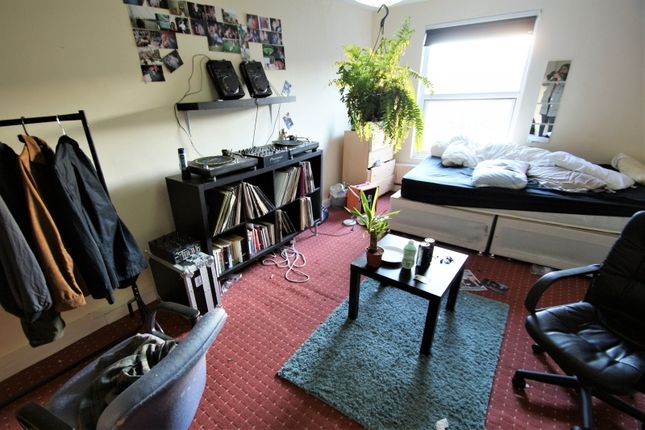 Flat to rent in Leicester Grove, University, Leeds