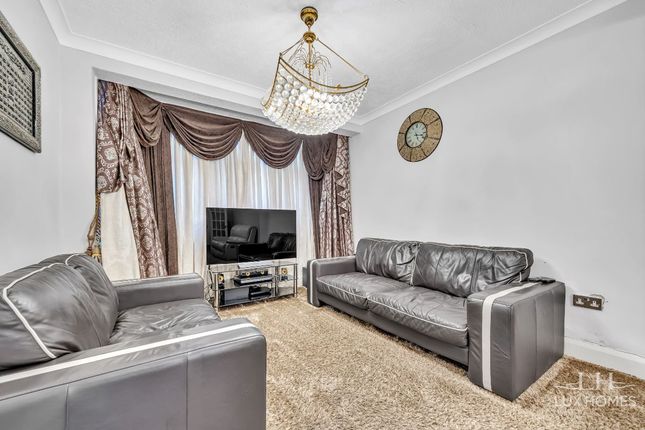 43 Tennyson Way, Hornchurch photo 2