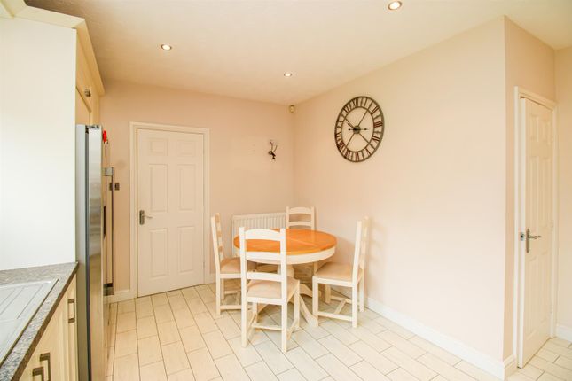 7, Howcroft Gardens, Wakefield photo 3