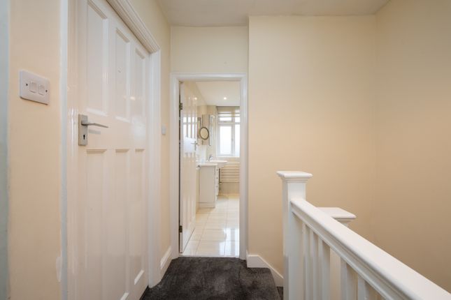 5 Bryant Close, London photo 4