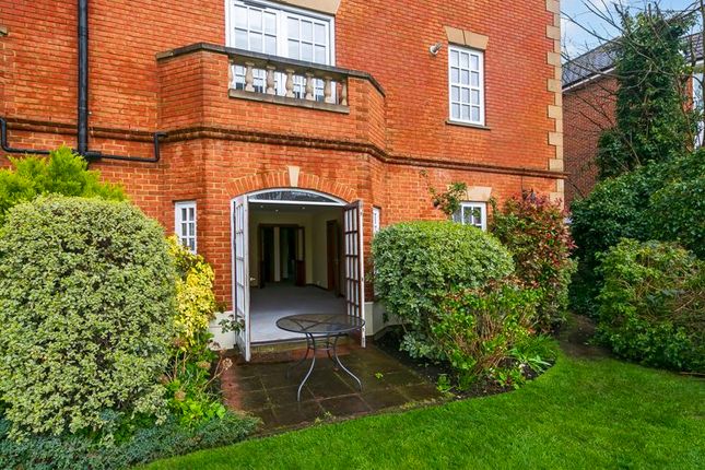 Flat for sale in Queens Reach, East Molesey