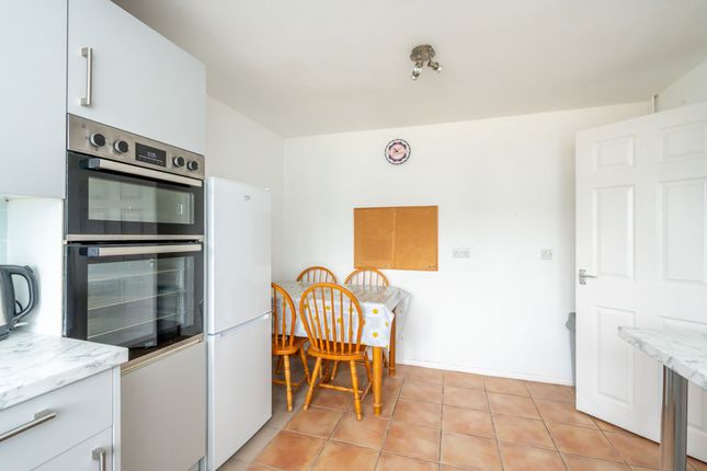 10, Ivy Crescent, Bognor Regis photo 3