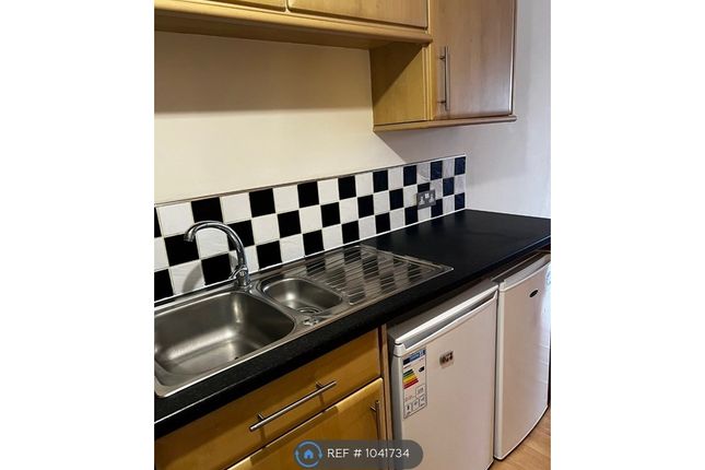 Flat to rent in Princess Lodge, Luton