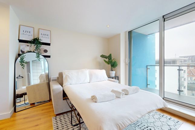 Studio flat on Basin Approach, London, £1,950/mo
