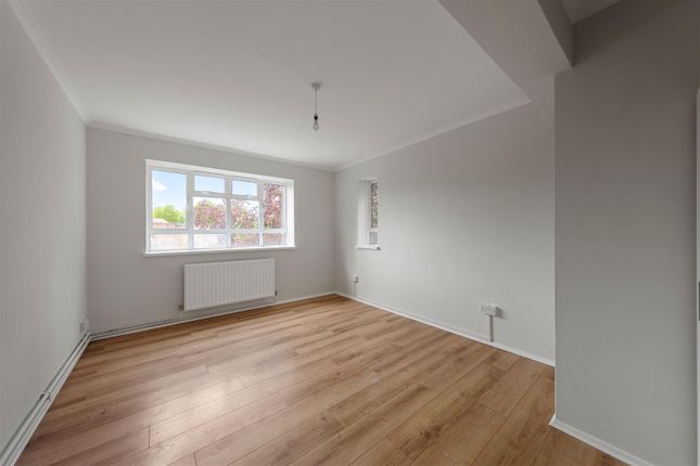 63, Glazebrook Close, London photo 4