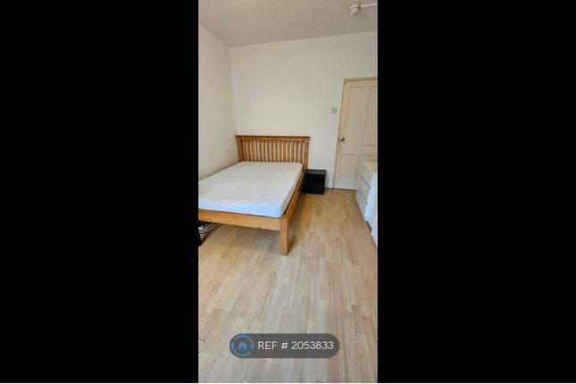 Room to rent in Old Castle Street, London