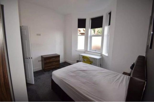 ROOM 5, 33, Chamberlain Avenue, Stoke-On-Trent photo 4