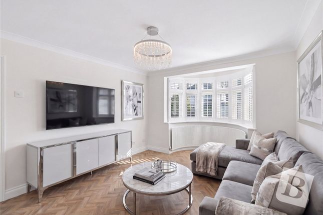 7, Nelwyn Avenue, Emerson Park photo 3