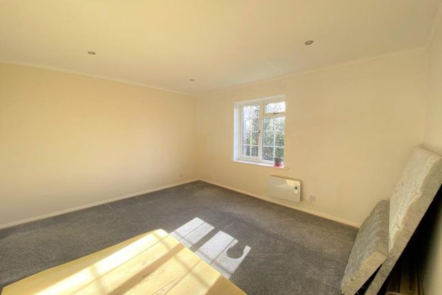 Flat to rent in Midhope Close, Woking