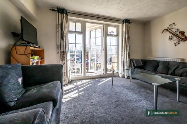 Flat to rent in Shaftesbury Gardens, London