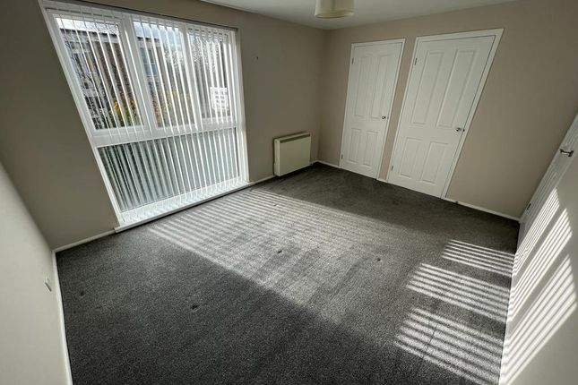 Flat to rent in Lloyd Crescent, Wyken, Coventry