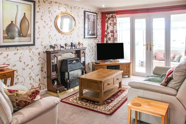 8, Wheathead Crescent, West Yorkshire photo 2